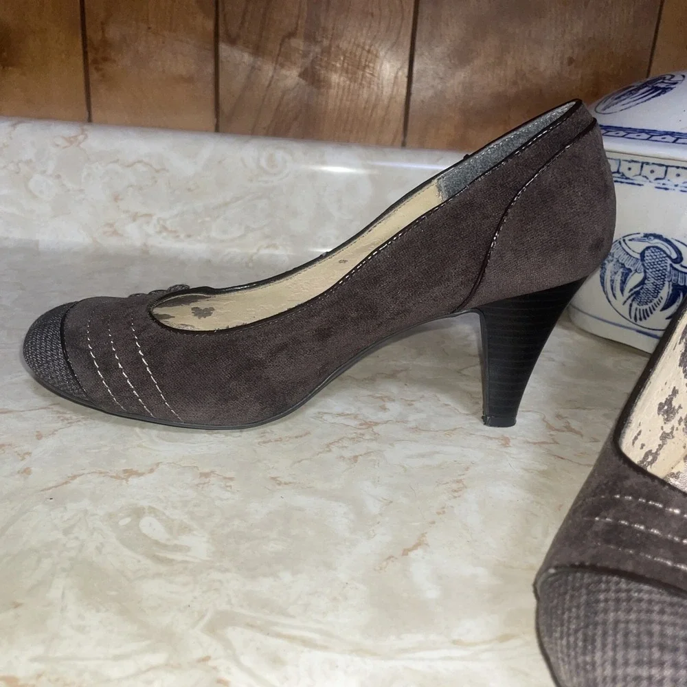 Eva & Zoe Round Toe Pumps 8‎